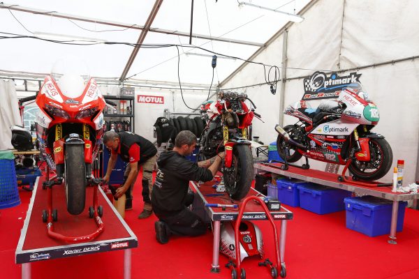 Préparation de moto de la Optimark Road Racing Team