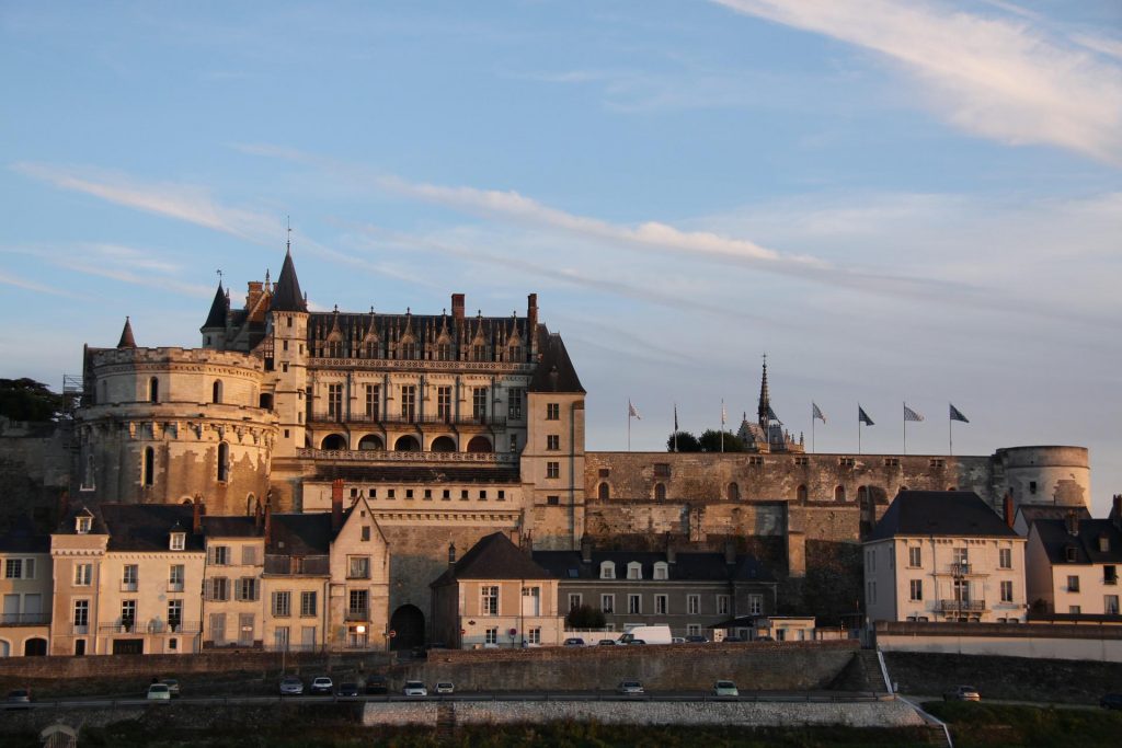 chateaux de la loire a moto