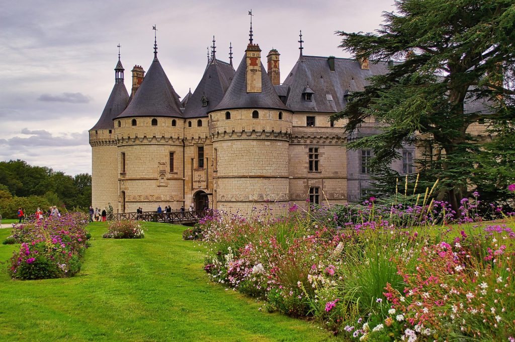 chateaux de la loire a moto