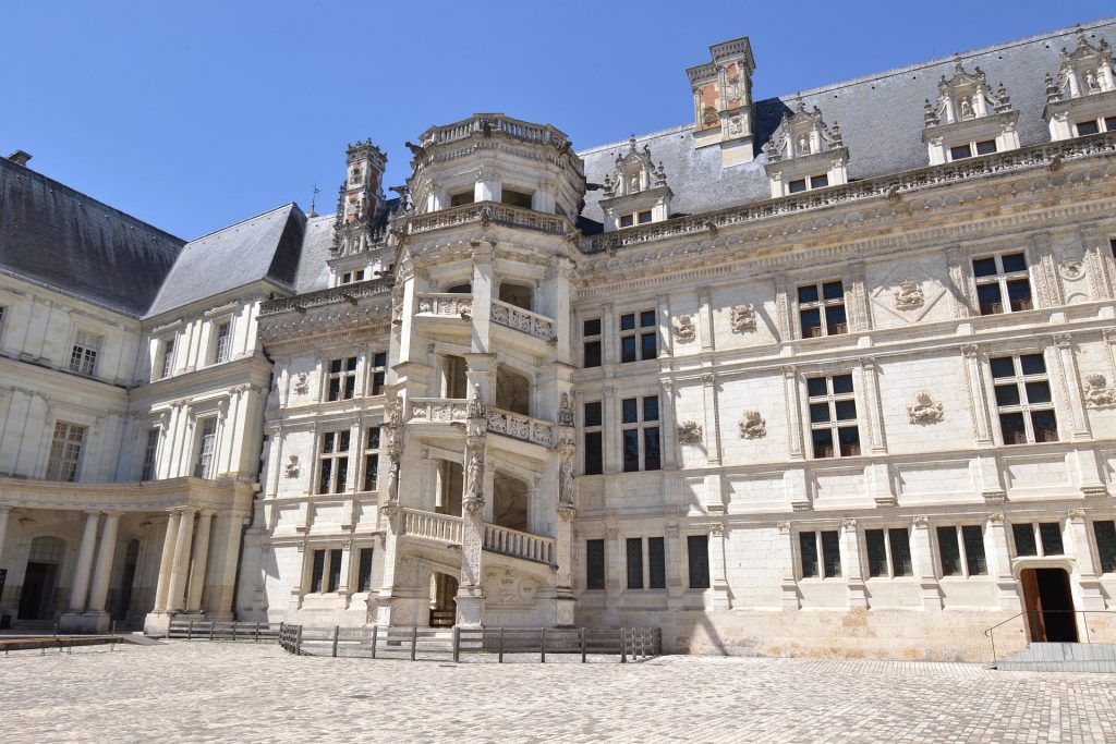 châteaux de la loire à moto